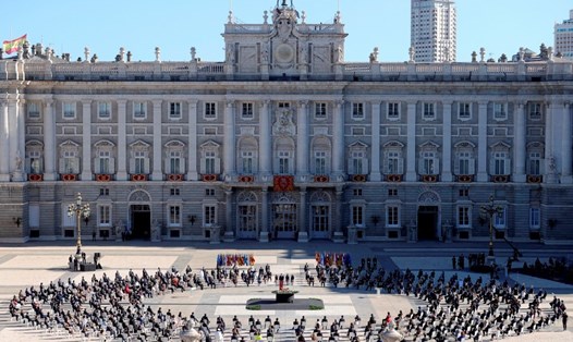 Lễ tưởng niệm nạn nhân tử vong vì COVID-19 được tổ chức tại Cung điện hoàng gia Madrid, Tây Ban Nha hôm 16.7. Ảnh: AFP.
