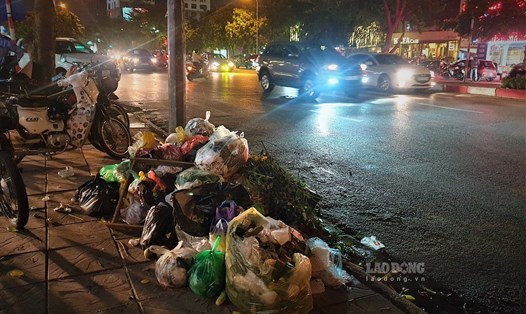 Rác ngập đường phố Hà Nội sau khi sự việc xảy ra tại khu vực bãi rác Nam Sơn. 
Ảnh: Sơn Tùng