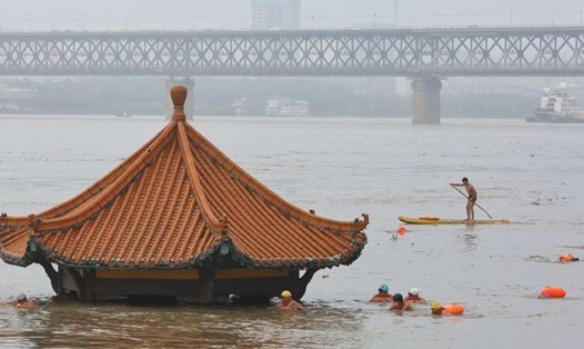Đoạn sông Dương Tử ở Vũ Hán chìm trong biển nước, ngày 8.7.2020. Ảnh: CGTN/Reuters