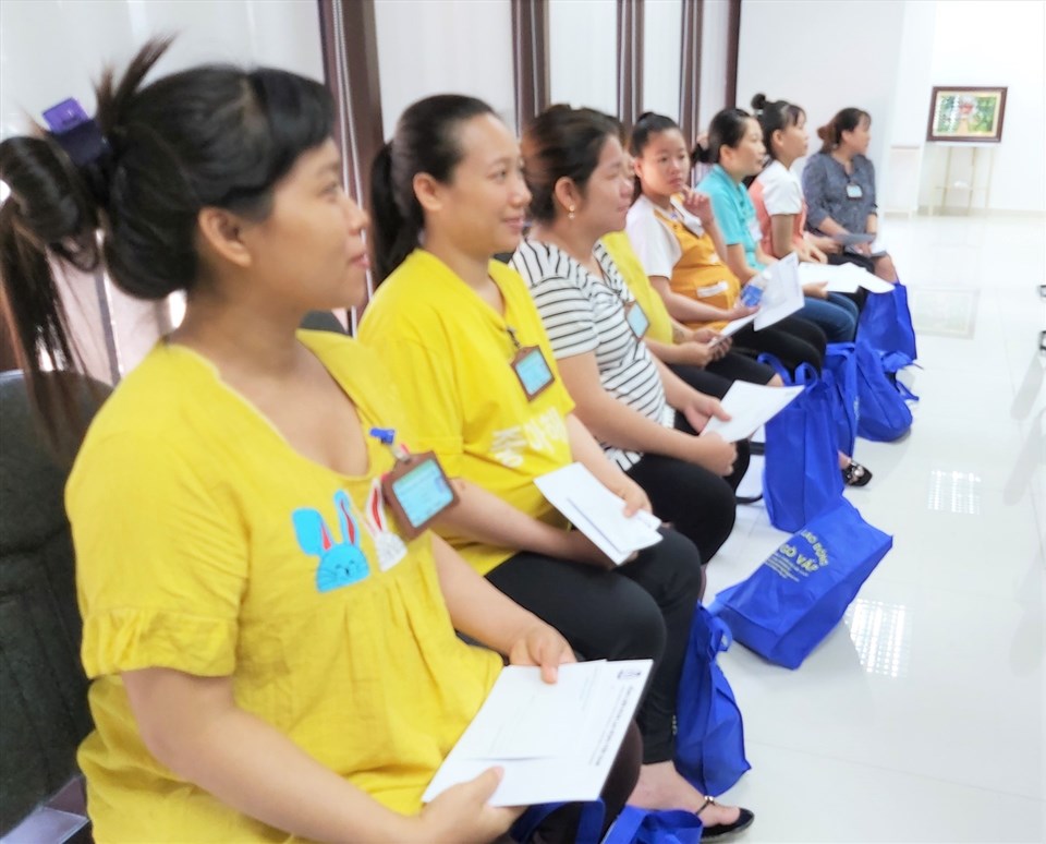 Lao động nữ muốn hưởng chế độ dưỡng sức sau thai sản phải hội đủ hai điều kiện. Ảnh Nam Dương Lao động nữ muốn hưởng chế độ dưỡng sức sau thai sản phải hội đủ hai điều kiện. Ảnh Nam Dương
