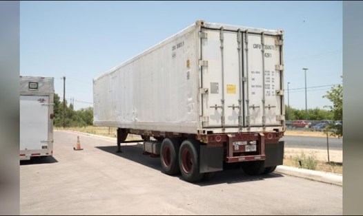 Xe tải đông lạnh trữ xác tại hạt Bexar, tiểu bang Texas, Mỹ ngày 15.7, trong bối cảnh nhà xác bệnh viện và nhà tang lễ đã quá tải sức chứa. Ảnh: Reuters