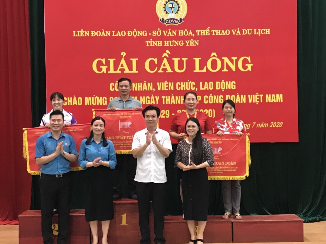 Lãnh đạo LĐLĐ tỉnh Hưng Yên, Sở Văn hoá, Thể thao và Du lịch tỉnh Hưng Yên trao thưởng cho các đoàn dự giải. Ảnh: Thu Nguyệt