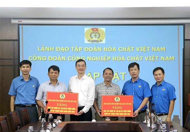 Lãnh đạo Công đoàn Công nghiệp Hoá chất Việt Nam trao hỗ trợ cho đại diện đoàn viên có hoàn cảnh khó khăn. Ảnh: Xuân Tùng