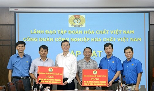 Lãnh đạo Công đoàn Công nghiệp Hoá chất Việt Nam trao hỗ trợ cho đại diện đoàn viên có hoàn cảnh khó khăn. Ảnh: Xuân Tùng