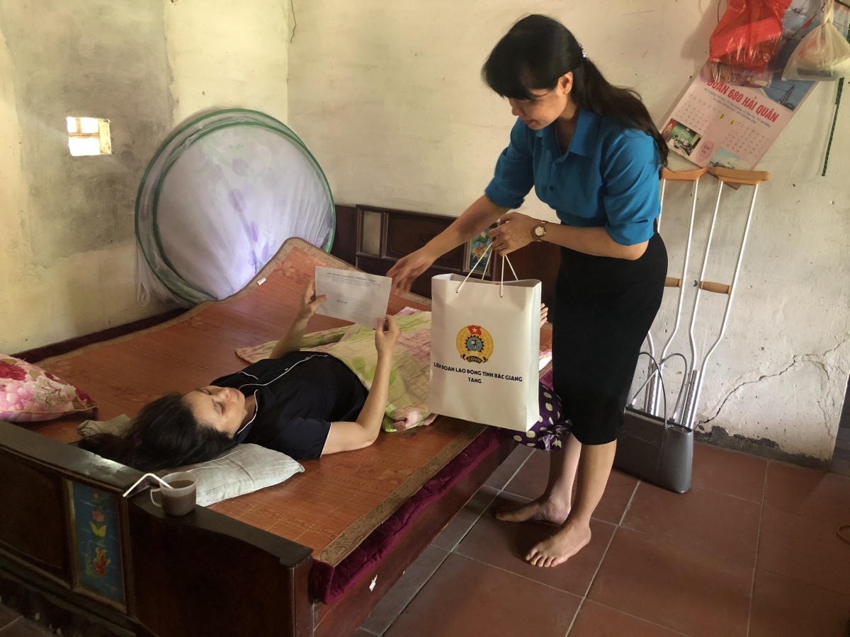 Đồng chí Nguyễn Thị Thu Hương, Phó Chủ tịch Liên đoàn Lao động tỉnh trao quà cho đoàn viên Nguyễn Thị Ngọc bị bệnh nghề nghiệp, công nhân Công ty TNHH MTV Giặt Pan Pacific World vào tháng 5 vừa qua. Ảnh: Nguyễn Thị Thơm