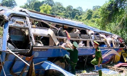 Hiện trường chiếc xe khách chở 40 người bị nạn. Ảnh Hoàng Lộc