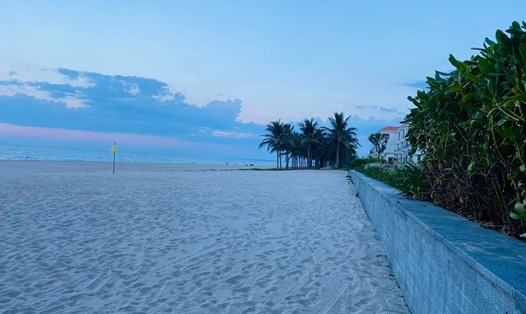 Bãi biển Đà Nẵng, cát trắng, nước trong thu hút hàng vạn người đến bơi lội trong những ngày hè. (ảnh P.T)