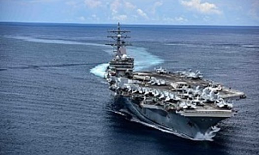 Tàu sân bay USS Ronald Reagan đi qua eo biển San Bernardino từ biển Philippines vào Biển Đông. Ảnh: Hải quân Mỹ.