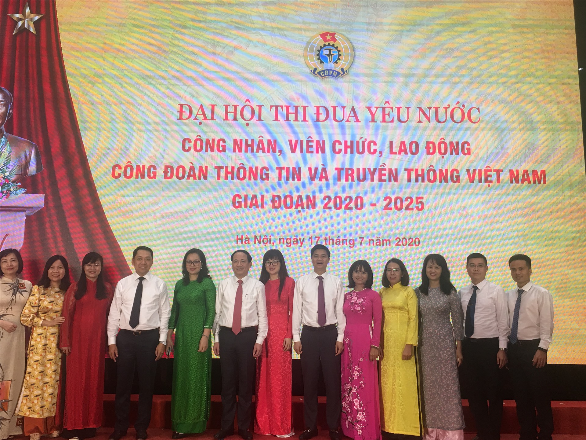 Phó Chủ tịch Tổng LĐLĐVN Ngọ Duy Hiểu (thứ 6 từ phải sang) và Thứ trưởng Bộ TTTT Phạm Anh Tuấn ( thứ 8 từ phải sang). Ảnh: Kiều Vũ