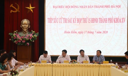 Chủ tịch UBND thành phố Hà Nội tiếp xúc cử tri sau kỳ họp 15 HĐND thành phố khoá XV. Ảnh: Trần Thường