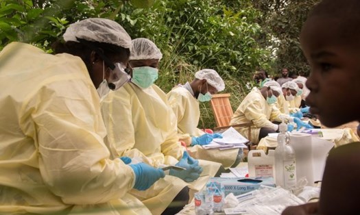 Nhân viên y tế tiến hành tiêm vaccine cho người dân địa phương để ngăn bùng phát dịch Ebola ở khu vực Mbandaka, Cộng hòa Congo hôm 16.7. Ảnh: EPA-EFE