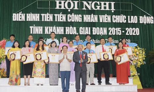 Lãnh đạo Tỉnh ủy và LĐLĐ Khánh Hoà tặng bằng khen cho các tập thể có nhiều thành tích xuất sắc trong phong trào thi đua CNVCLĐ giai đoạn 2015-2020. Ảnh:Phương Linh