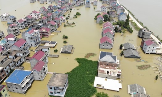Mưa lũ nhấn chìm nhà cửa, giao thông ở tỉnh Giang Tây. Ảnh: China Daily