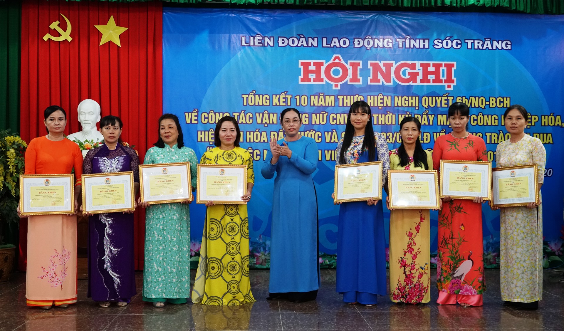 Đồng chí Lục Bích Phúc – Phó Chủ tịch Thường trực phụ trách LĐLĐ tỉnh trao bằng khen cho các tập thể. Ảnh: Trường Khoa