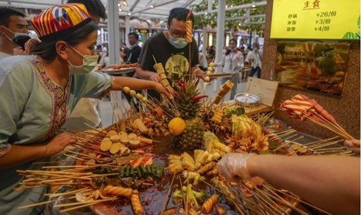 Một quầy bán đồ ăn nhẹ tại khu chợ lớn của Urumqi hồi đầu tháng 7. Ảnh: Tân Hoa Xã.