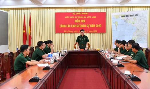 Đoàn công tác Viện Lịch sử Quân sự Việt Nam làm việc với Bộ CHQS tỉnh Kiên Giang. Ảnh: N.A
