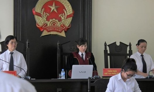 Chủ tọa phiên tòa dân sự của TAND tỉnh Điện Biên được phân công giải quyết vụ khởi kiện của cụ bà và con trai mang thân phận giết chồng, cha 28 năm. Ảnh: T.P.