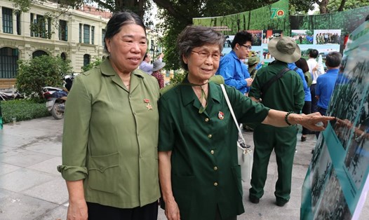 Bà Nguyễn Thị Năm (bên trái) - Cựu Thanh niên xung phong đội N279 trong buổi triển lãm “70 năm - Sáng mãi tinh thần Thanh niên xung phong Việt Nam. Ảnh: Lan Nhi.