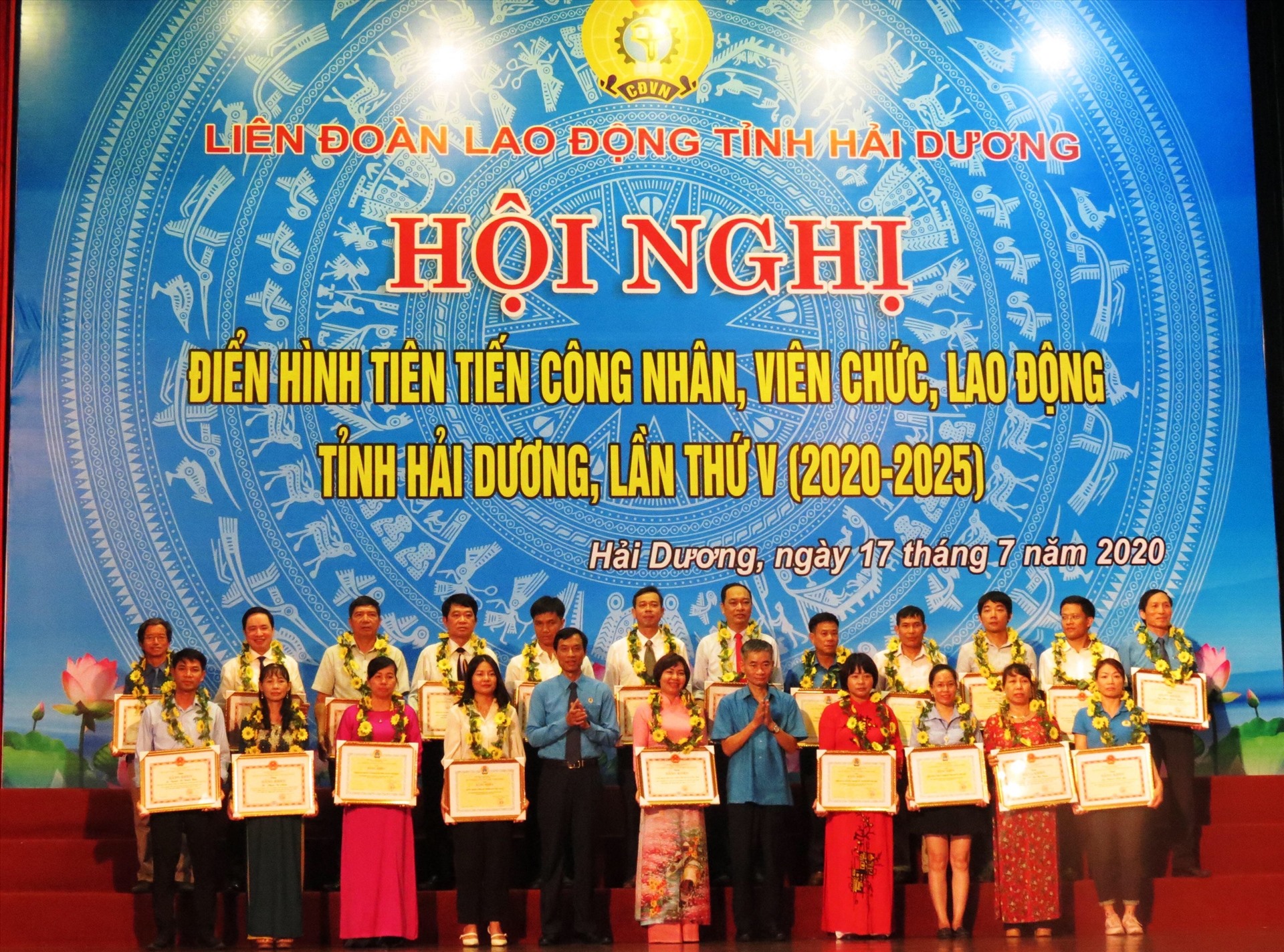 Đại diện lãnh đạo Tổng LĐLĐVN và LĐLĐ tỉnh Hải Dương tặng Bằng khen cho các điển hình tiên tiến. Ảnh: Diệu Thuý