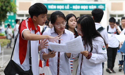 Thí sinh dự thi lớp 10 năm 2020 tại địa điểm thi THCS Mễ Trì (Hà Nội). Ảnh: Hải Nguyễn