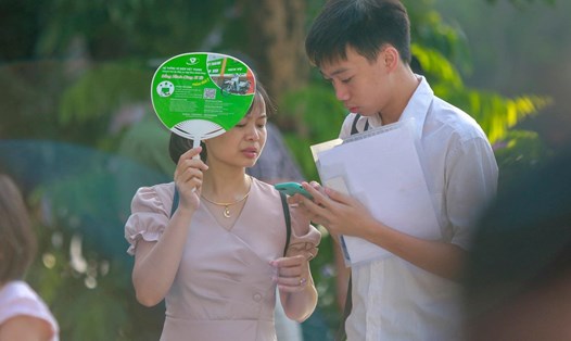 Chiều 17.7, thí sinh ở Hà Nội đã hoàn thành bài thi môn Ngoại ngữ trong thời gian 60 phút. Ảnh: Hải Nguyễn.