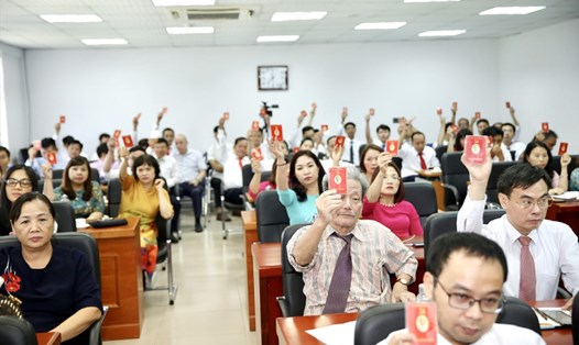 Các đảng viên Đảng bộ cơ quan trung ương Hội Nhà báo Việt Nam biểu quyết thông qua danh sách bầu Ban chấp hành. Ảnh Sơn Hải