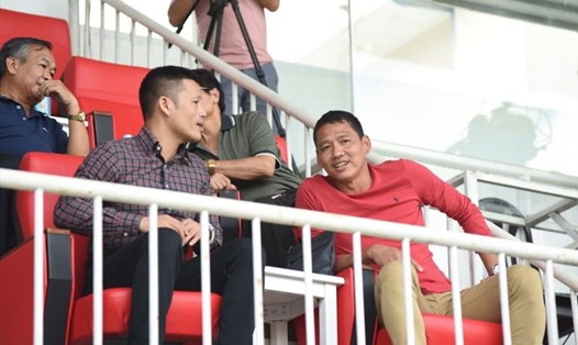 Tiền đạo Anh Đức (phải, áo đỏ) dự khán trận HAGL thắng Quảng Nam 3-1 tại vòng 10 V.League 2020. Ảnh: Lê Ngọc.