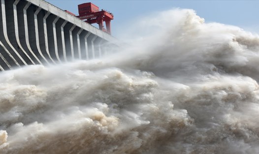 Đập Tam Hiệp của Trung Quốc trên sông Dương Tử xả lũ để hạ thấp mực nước ở hồ chứa sau mưa lớn và lũ lụt. Ảnh: Reuters.