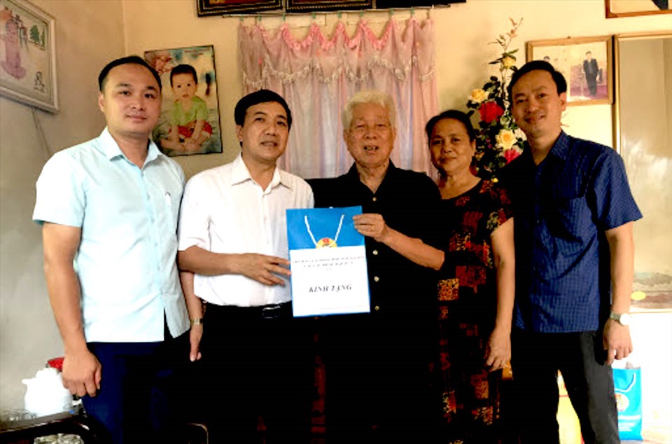 Đại diện lãnh đạo LĐLĐ tỉnh Thái Nguyên tặng quà gia đình có công với đất nước. Ảnh: Hồ Điệp