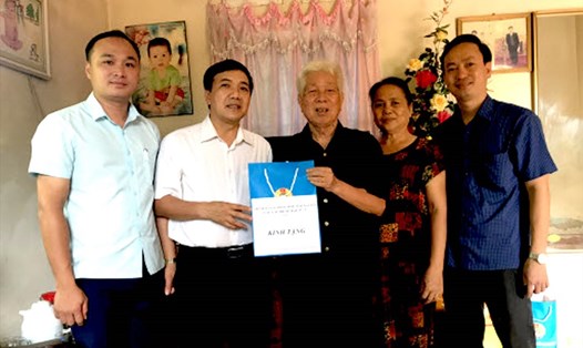 Đại diện lãnh đạo LĐLĐ tỉnh Thái Nguyên tặng quà gia đình có công với đất nước. Ảnh: Hồ Điệp