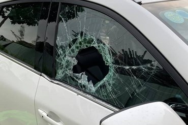 Xe ô tô bị đập kính trộm tài sản xảy ra đêm 16.7. Ảnh: Công an cung cấp