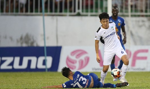 Quảng Nam (áo xanh) thua HAGL 1-3 trên sân khách tại vòng 10 V.League 2020, khiến họ tiếp tục đứng cuối bảng. Ảnh: VPF.