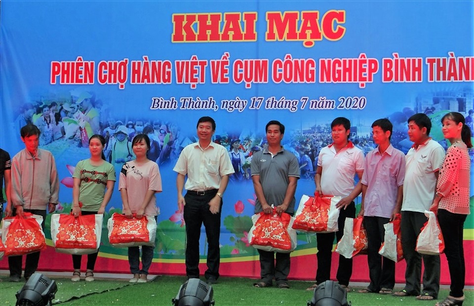 Ông Phạm Thiện Nghĩa, Phó Chủ tịch Uỷ ban nhân dân tỉnh Đồng Tháp trao quà cho công nhân lao động. Ảnh: Lưu Hùng