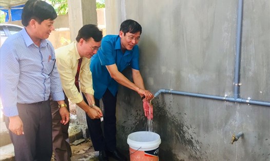 Hệ thống trữ nước mưa và ống dẫn nước ở Trường THPT A Túc vừa mới được bàn giao đưa vào sử dụng. Ảnh: TQ.