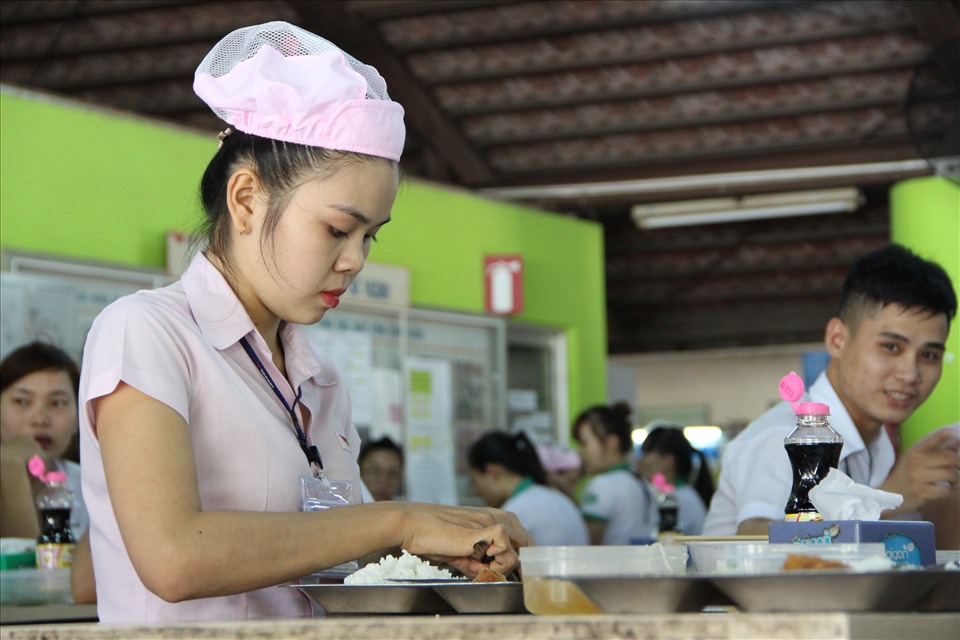 Nữ công nhân trong bữa ăn ca. Ảnh: Đình Trọng
