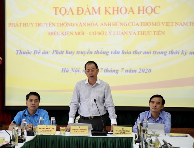 Các đồng chí: Đặng Thanh Hải, Tổng giám đốc TKV - Chủ nhiệm Đề án; Lê Thanh Xuân, Chủ tịch Công đoàn TKV - Phó chủ nhiệm Thường trực Đề án; Tiến sỹ Nhạc Phan Linh, Phó Viện trưởng Viện Công nhân và Công đoàn - Phó Chủ nhiệm Đề án đồng chủ trì tọa đàm. Ảnh: Văn Tiến.