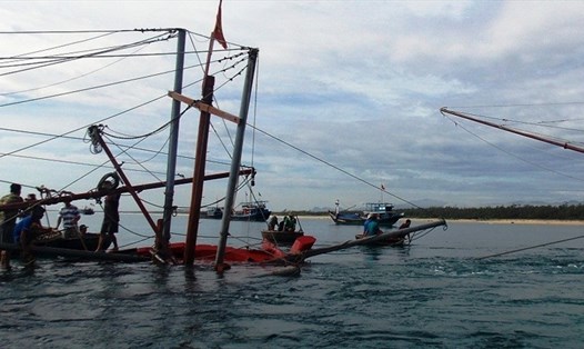 Tàu chở hàng của Công ty Vinacomin Hà Nội tông chìm tàu câu mực của ngư dân Quảng Nam. Ảnh minh họa