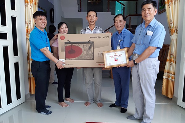 CĐCS Công ty Changshin VN trao Mái ấm công đoàn cho ĐV&NLĐ có hoàn cảnh khó khăn. Ảnh: Tuấn Tú