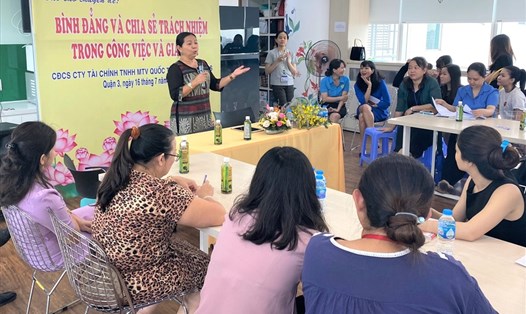 Giảng viên chính Đinh Thị Thu Trang  trao đổi ý nghĩa của việc thực hiện bình đẳng giới. Ảnh Đức Long