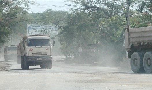 Xe tải ben hoạt động gây bụi trên đường Nam Cao, phường Phước Tân, TP.Biên Hoà. Ảnh: Anh Tú