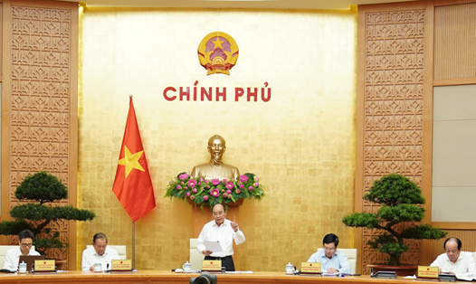 Thủ tướng Nguyễn Xuân Phúc chủ trì phiên họp trực tuyến Thường trực Chính phủ với các địa phương về giải ngân vốn đầu tư công ngày 16.7. Ảnh VGP