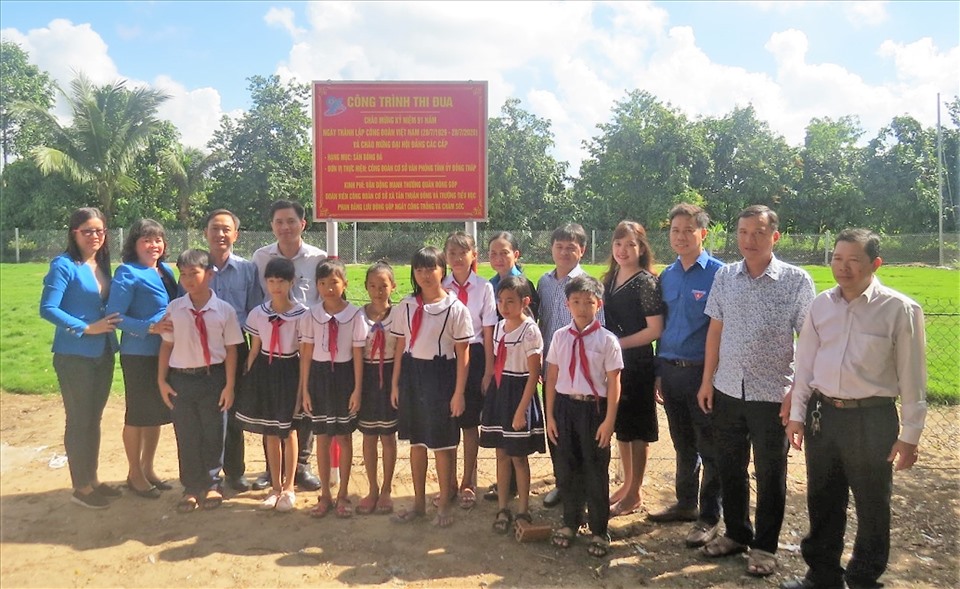 Lãnh đạo LĐLĐ tỉnh Đồng Tháp, Công đoàn Viên chức cùng các đơn vị, học sinh tại buổi gắn biển công trình. Ảnh: Lưu Hùng
