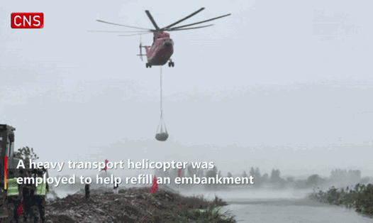 Trực thăng được huy động cho công tác đắp đê ngăn lũ ở tỉnh Hồ Bắc, Trung Quốc. Ảnh: Ecns