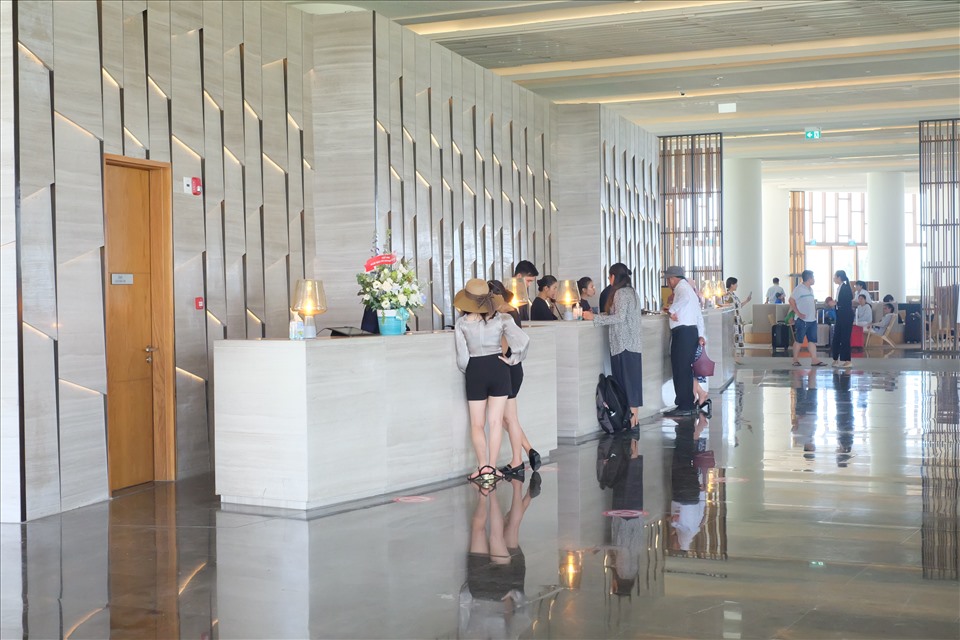 Du khách đến nghỉ dưỡng tại Alma Resort. Ảnh: Nhiệt Băng