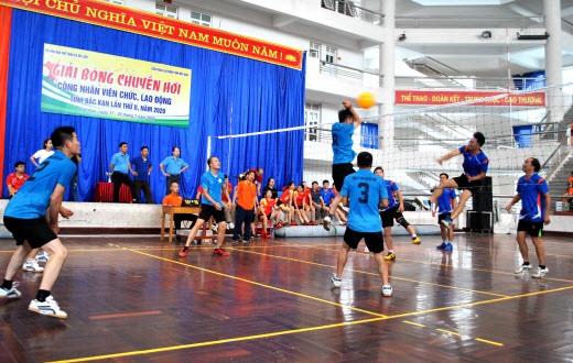Trận thi đấu giữa Đội nam Ba Bể gặp đội nam Công ty TNHH MTV Thủy lợi Bắc Kạn. Ảnh Ngọc Liêm