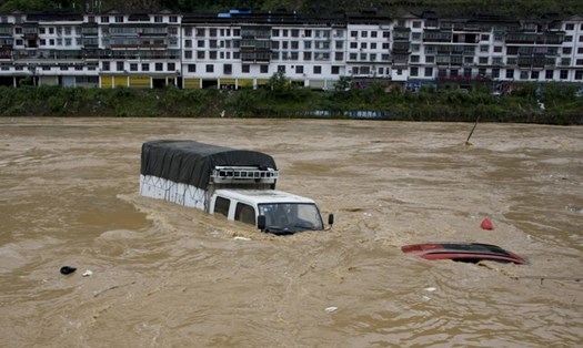 Lũ lụt ở Trung Quốc gây sạt lở đất, hàng nghìn ngôi nhà bị phá huỷ. Ảnh: CGTN
