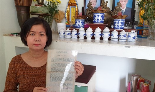 Bà Trần Thị Ngọc Điệp suốt 3 năm lặn lội tìm hồ sơ đề nghị công nhận liệt sĩ cho cậu ruột là ông Nguyễn Văn Huệ. Ảnh: Gia đình cung cấp