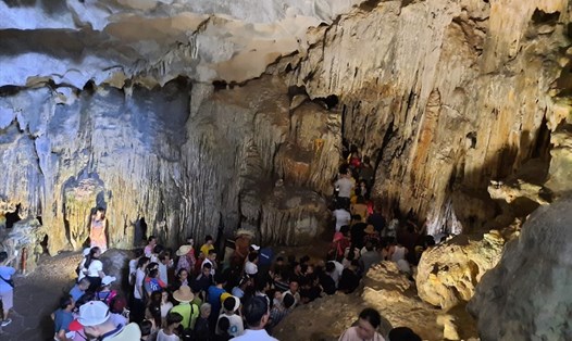 Du khách thăm hang động trên vịnh Hạ Long. Ảnh: Nguyễn Hùng