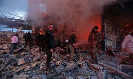 Lực lượng dân phòng Syria và lực lượng Syria do Thổ Nhĩ Kỳ hậu thuẫn đang tìm kiếm nạn nhân trong vụ nổ bom xe ở khu vực biên giới Azaz của Syria, ngày 19.7. Ảnh: AFP