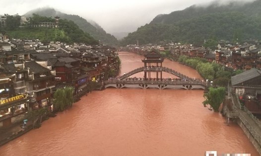 Phượng Hoàng cổ trấn ngập trong lũ lụt. Ảnh: Taiwan News